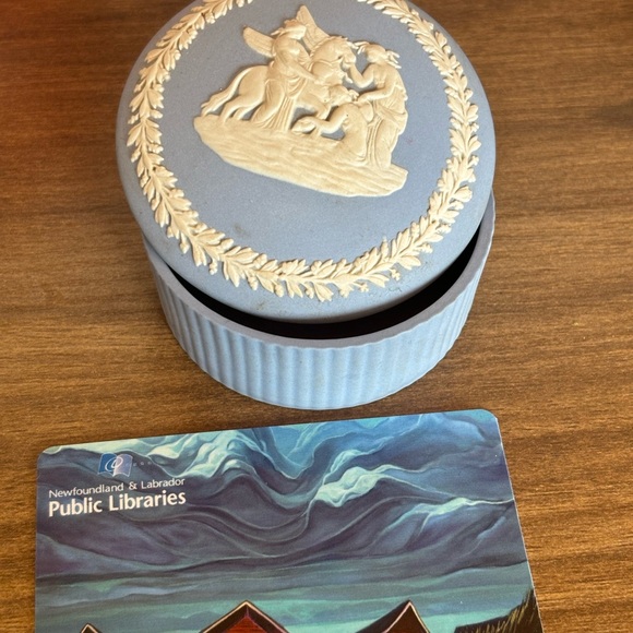Wedgwood Blue and Cream Jasperware Trinket Box - Picture 5 of 5